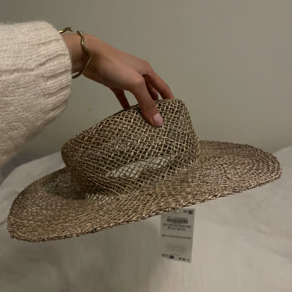 En väldigt fin solhatt perfekt till sommaren. Den är lätt att ha på huvudet, väger ingenting alls. Aldrig kommit till användning då jag har alldeles för många solhattar😅. Asusteet.