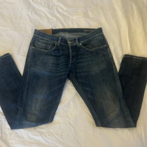 Dondup George - Säljer ett par riktigt snygga Dondup George Skinny Fit i färgen blå. De är i väldigt bra skick. Dessa är i storlek 31. Nypris ligger på omkring 3000, säljer dessa för 600