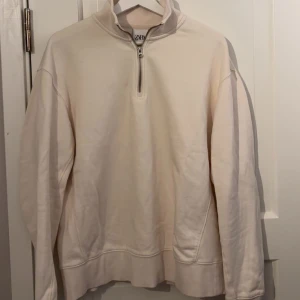Vit tröja med dragkedja från Zara - Säljer en beige tröja från Zara storlek M. Använt ett fåtal gånger 