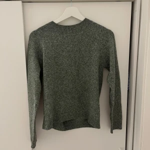 Grön stickad tröja från Vero Moda - Populär stickad tröja från vero Moda i storlek xs. Bra skick utan defekter. Säljer då jag har för mycket kläder i min garderob och denna inte kommit till användning 💕