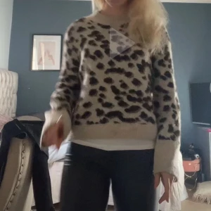 Leopardmönstrad tröja - Säljer en snygg leopardmönstrad tröja med långa ärmar. Perfekt för att ge din outfit en trendig touch. Tröjan har en bekväm passform och är idealisk för både vardag och speciella tillfällen.