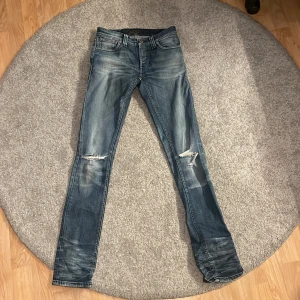 Nudie jeans - Nudie jeans med slitningar storlek 28, 34 men passar mer 28, 32
