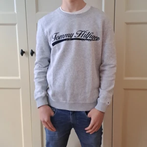 Grå sweatshirt från Tommy Hilfiger - Säljer en stilren grå sweatshirt från Tommy Hilfiger. Ganska chill med logan på vänstra handleden och "tommy hilfiger" på bröstet. Helt oanvänd och pris kan diskuteras skriv gärna 😉