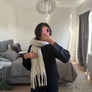 Marinblå trenchcoat  - Fint skick, knappt använd