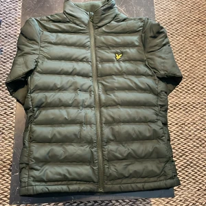 Lyle Scott jacka - Lyle Scott jacka i helt ok skick. Har några små skador den enda stora är med på bilderna. Skick 7/10.