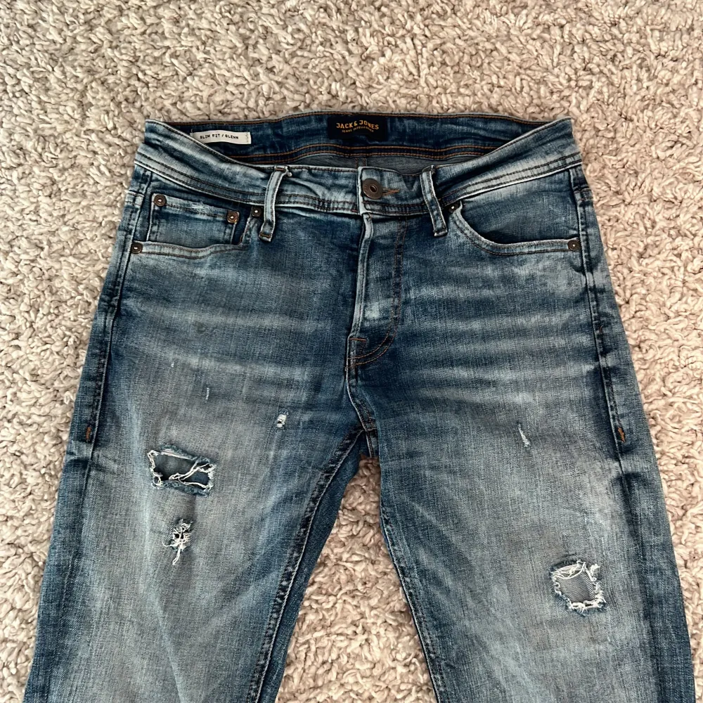 Hej! Säljer dessa sjukt snygga Jack and Jones jeans med slitningar! Modellen är slim Glenn så det är slim jeans, storlek 28/30. Tveka inte att höra av dig vid funderingar!. Farkut & Housut.