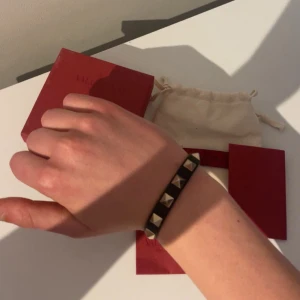 Valentino armband med nitar - Snyggt svart armband från Valentino med nitar! Allt og medföljer plus extra nitar! Passar alla då det går att justera storleken! Svarar gärna på frågor!🙌💯🔥