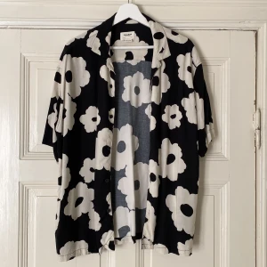 Skjorta - Kortärmad skjorta med blommiga mönster.