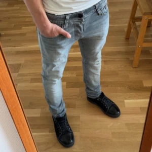 Ljusgråa jeans från Jack & Jones - Säljer nu i princip nya Jack and Jones jeans med kvitto. Modellen är Glenn och är extremt populära, skriv om du har några funderingar! Ny pris 900