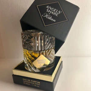 Angels' Share Eau de Parfum från Kilian - Exklusiv parfym från Kilian, Angels' Share, en lyxig Eau de Parfum med doftnoter av cognac, kanel, vanilj, pralin, tonkaböna, ek, sandelträ, mandel och hedione. Flaskan är elegant designad med ett kristalliknande mönster och rymmer 50 ml. Perfekt för den som älskar varma och kryddiga dofter. Nypris 3000kr.