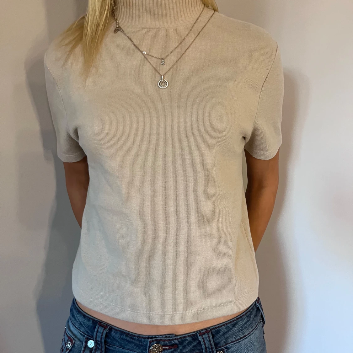 Beige ribbad polotröja