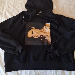 Ariana Grande HM hoodie - Är oanvänd och helt I nyskick. 