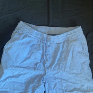 Ljusblåa shorts med resårmidja - Snygga ljusblå shorts med elastisk midja för extra komfort. Perfekta för varma dagar med sin lätta och luftiga design. Två bakfickor ger en stilren look.