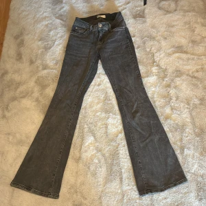 Grå bootcut jeans från Perfect Jeans - Snygga grå bootcut jeans från Perfect Jeans. De har en klassisk femficksdesign och en knappgylf. Perfekta för en avslappnad stil med en modern twist.