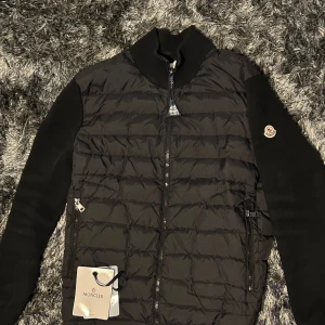 Moncler Cardigan - Otroligt fin Moncler Cardigan i storlek L (passar som M) skick 9,5/10 , Färg - Svart. Perfekt nu till våren!😁Självklart finns tags och QR kod , Nypris Ca 9500kr