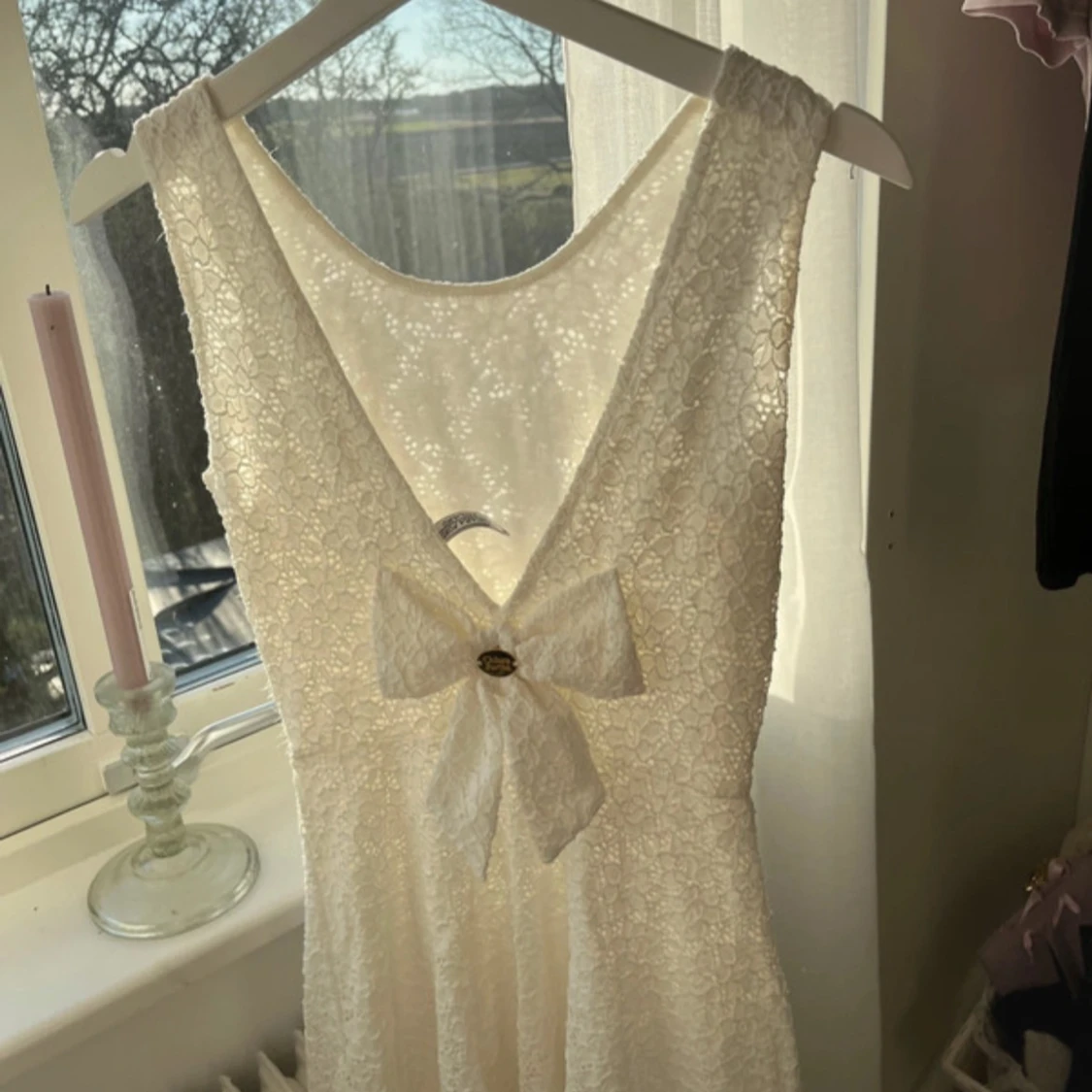 Gullig vit klänning