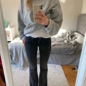 Svarta bootcut jeans, Hunkydoory - Jättesnygga svarta bootcut jeans med låg midja från hunkydoory. Perfekta för en avslappnad stil.  