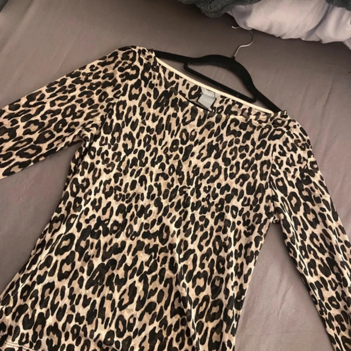 Leopardmönstrad topp med trekvartsärm - 1