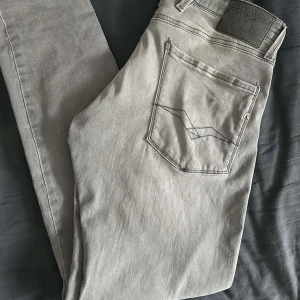 Grå replay anbass - Säljer nu dessa replay anbass i nyskick. Storlek 31/32. Hör gärna av vid fler funderingar!