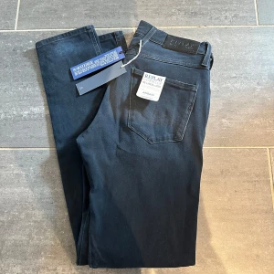 Replay Anbass Hyperflex ( Helt nya ) - Snygga svarta jeans från Replay i modellen Anbass. Lägg ett bud eller köp direkt!!!