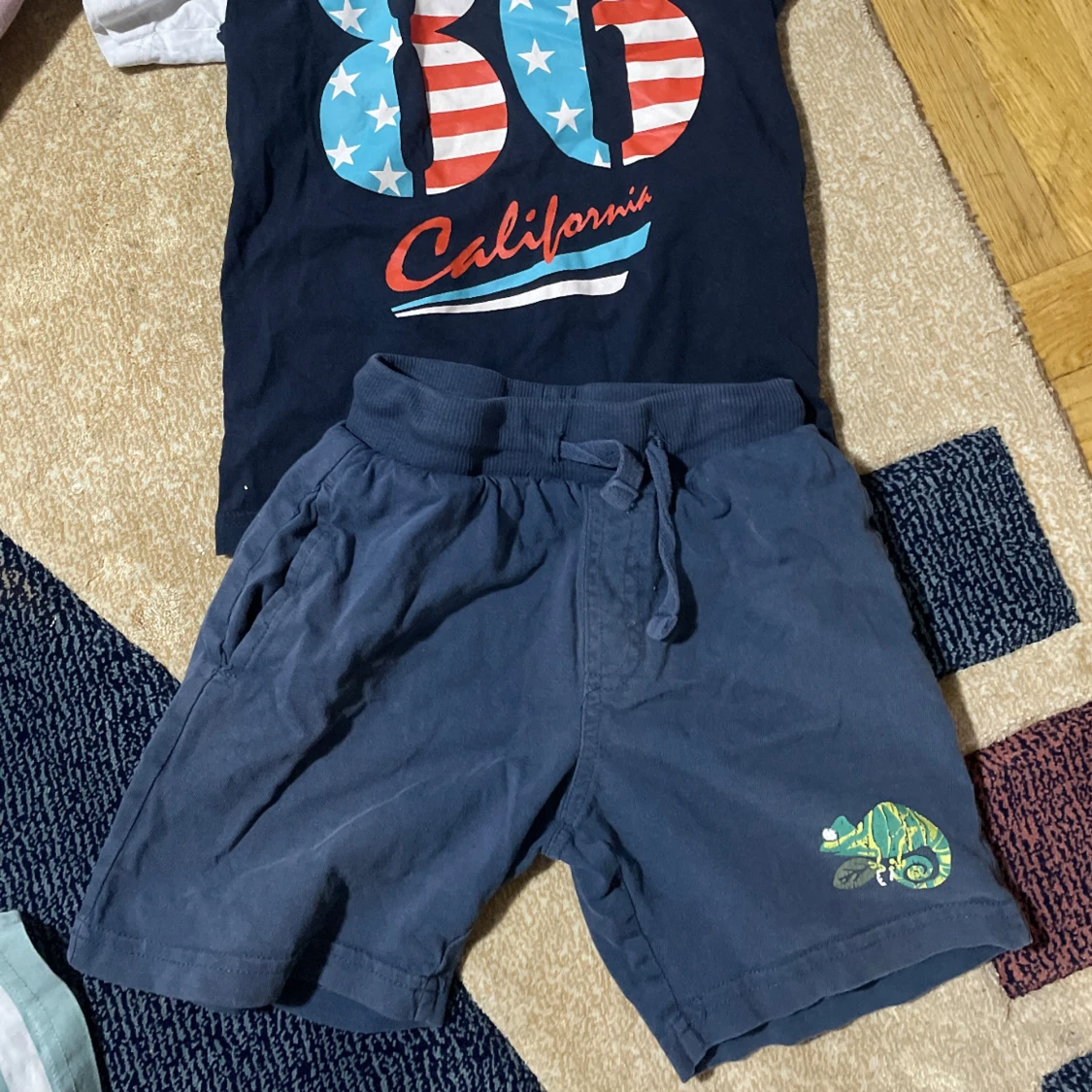 Mörkblå shorts med kameleontmotiv