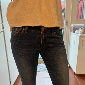 skinny jeans med slits - fina jeans som kan användas till att sy om till bootcut💕