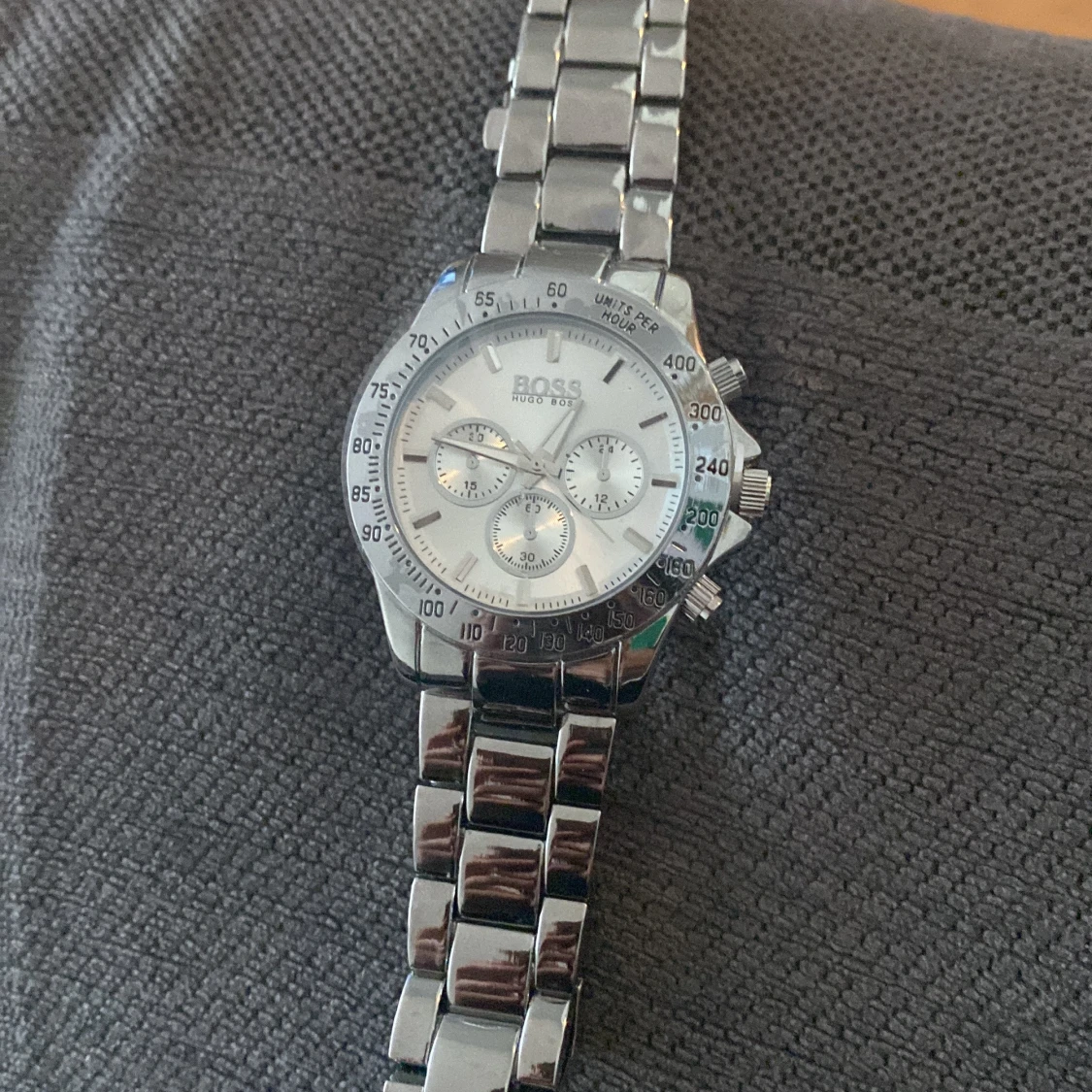 Silverfärgad klocka från Boss