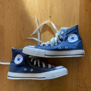 Mörkblå skor från converse - Använda ca 5 gånger. Lite smutsiga och märket på ena skon är lite nött.