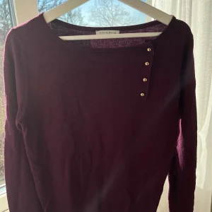  tröja från Mint&Berry - Superfin top från Mint&Berry i vinröd/lils med guld knappar💕vet ej stl men skulle tro S/M😊