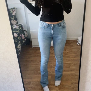 Ljusblå ONLY bootcut jeans - Ljusblå klassiska jeans från ONLY i modellen onlblush. Sitter jättefint på och formar sig fint efter kroppen. 