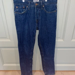 Marinblå jeans från jack and jones - Marinblå jeans från jack and jones        Comfort/Mike Storlek 29/30