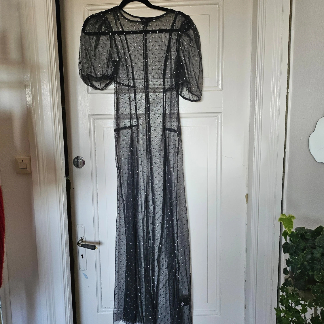 Transparent långklänning från Monki med paljetter.