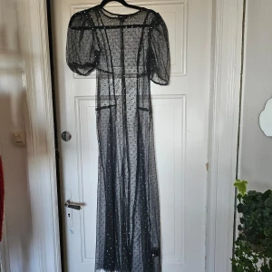 Transparent långklänning från Monki med paljetter. - Provade, aldrig använd. Köpt för liten storlek. En riktig pärla dock.