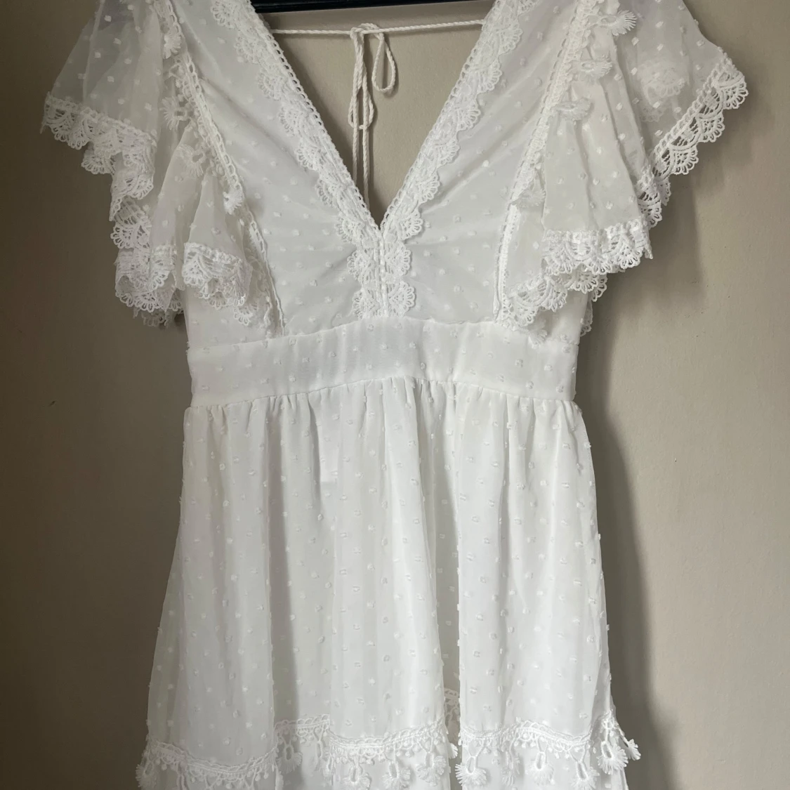 Vit klänning med spetsdetaljer
