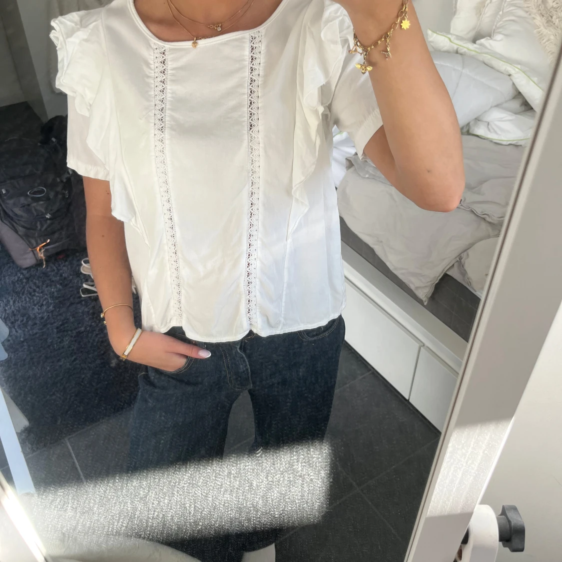 Vit blus med spetsdetaljer - 2