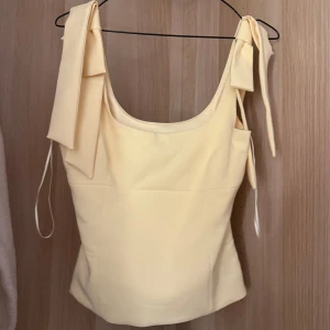 Gul Zara topp  - Slutsåld på hemsidan, endast testad