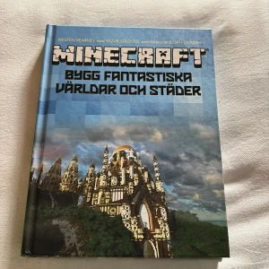 Minecraft: Bygg fantastiska världar och städer - En inspirerande bok för Minecraft-entusiaster som vill bygga fantastiska världar och städer. Innehåller steg-för-steg-instruktioner och tips för att skapa imponerande byggnader och landskap i spelet. Perfekt för både nybörjare och erfarna spelare som vill ta sina byggkunskaper till nästa nivå.