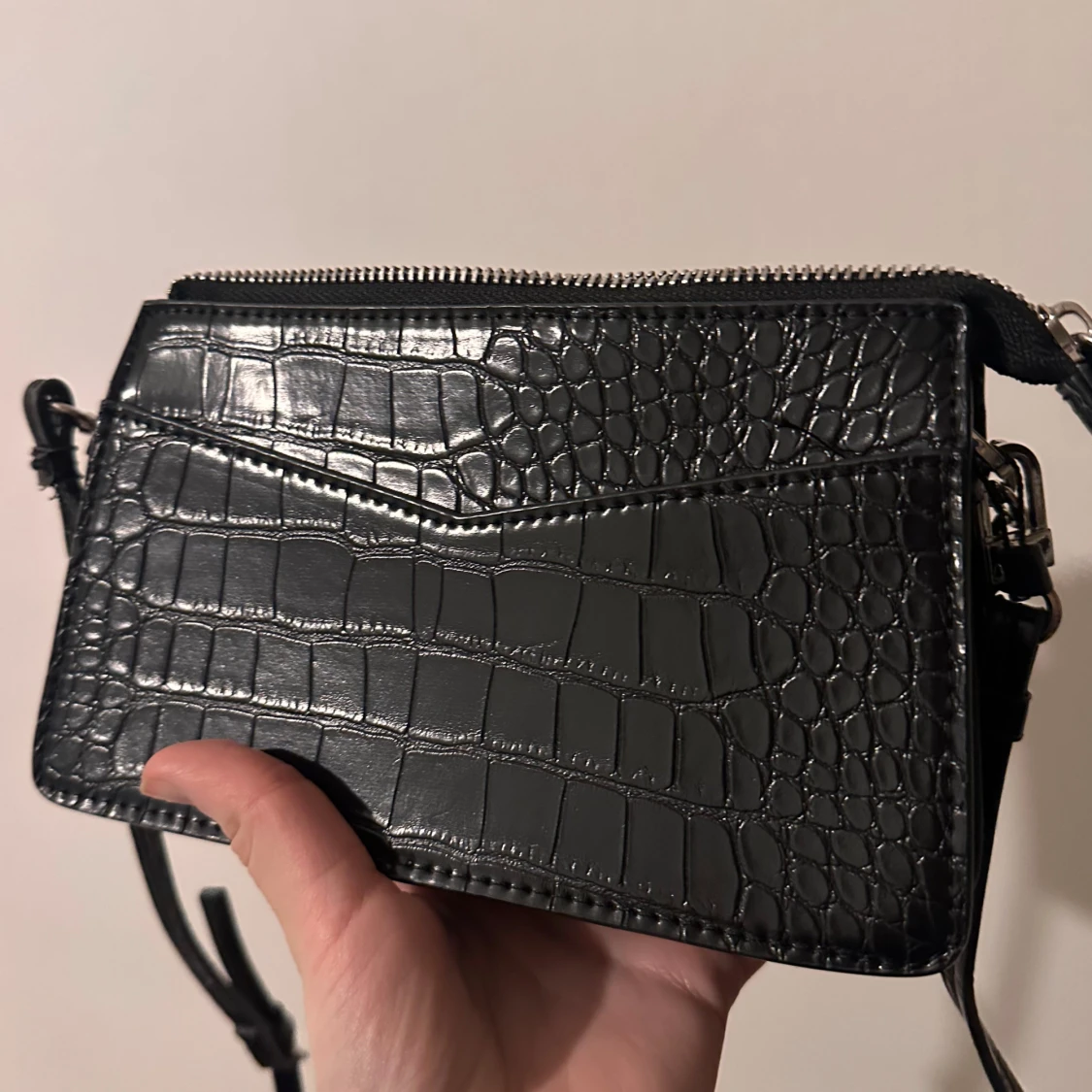 Svart axelväska med kedjedetalj - 1