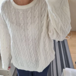 Vit stickad tröja  - Mysig vit stickad tröja från Lager 157 med klassiskt flätmönster. Nypris: 150 kr