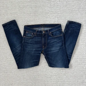 Nudie Jeans Lean Dean - Lean Dean jeans i den snygga tvätten Blue Thunder, säljs inte längre så detta är ett riktigt kap! Sitter som ett par normala 30/32 och har inga tecken på användning. Skicka ett prisförslag, priset är absolut inte satt i sten!