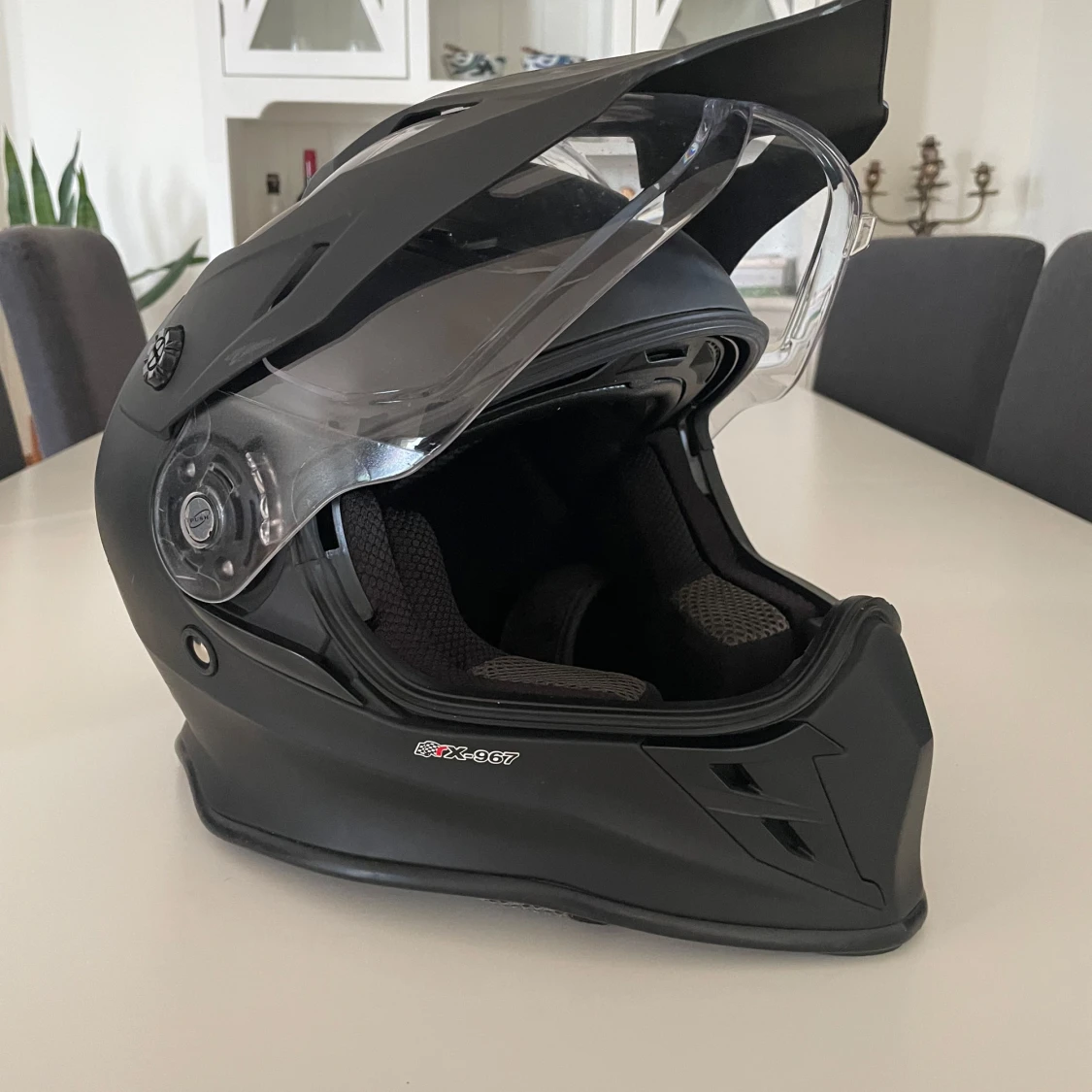 Svart moped/motorcykelhjälm 