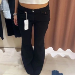 Lågmidjade bootcut - Snygga svarta jeans från Perfect Jeans med en klassisk design. De har en mid waist och en bootcut-stil. Pros går art diskuteras