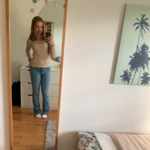 Blå jeans från Bershka - Säljer ett par snygga blå jeans från Bershka. De har en klassisk femficksdesign och är lågmidjade med en straight passform. Perfekta för en avslappnad stil.