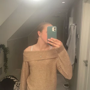 Off shoulder tröja - Inte använd mer än 3 gånger då jag tycker att jag själv inte passar i den men superfin annars. Passar som Xs