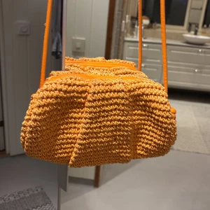 Arket clutch väska - Säljer denna clutch väska från arket i en super fin färg! Så fin till sommaren! Sparsamt använd och har inga andra defekter än en liten fläck på etiketten inuti väskan, alltså inget som märks! Man kan justera banden!! Nypris: 1250 kr! Pris kan diskuteras och skriv för mer info eller fler bilder!