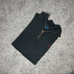 Ralph lauren halfzip - Ralph Lauren Half-Zip – Grå (M/S)🩶  Säljer en snygg och stilren grå Ralph Lauren half-zip i storlek M. Perfekt för både vardag och finare tillfällen!  ✅ Storlek: M/S 📏 Mått: Längd 65 cm, armhåla till armhåla 55 cm, axel till axel 47 cm 🎨 Färg: Grå 👕 Modell: Half-Zip 🏷 Märke: Ralph Lauren  📍 Finns för avhämtning i Linköping eller kan skickas mot fraktkostnad. Hör av dig vid intresse! 💬 70