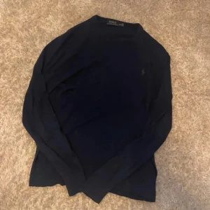 Mörkblå tröja från Polo Ralph Lauren - Säljer en stilren mörkblå tröja från Polo Ralph Lauren. Kashmir tröja i mycket gott skick utan defekter | Storlek M | Nypris 2500 | Mitt pris  390 | Skrih vid minsta fråga eller fundering
