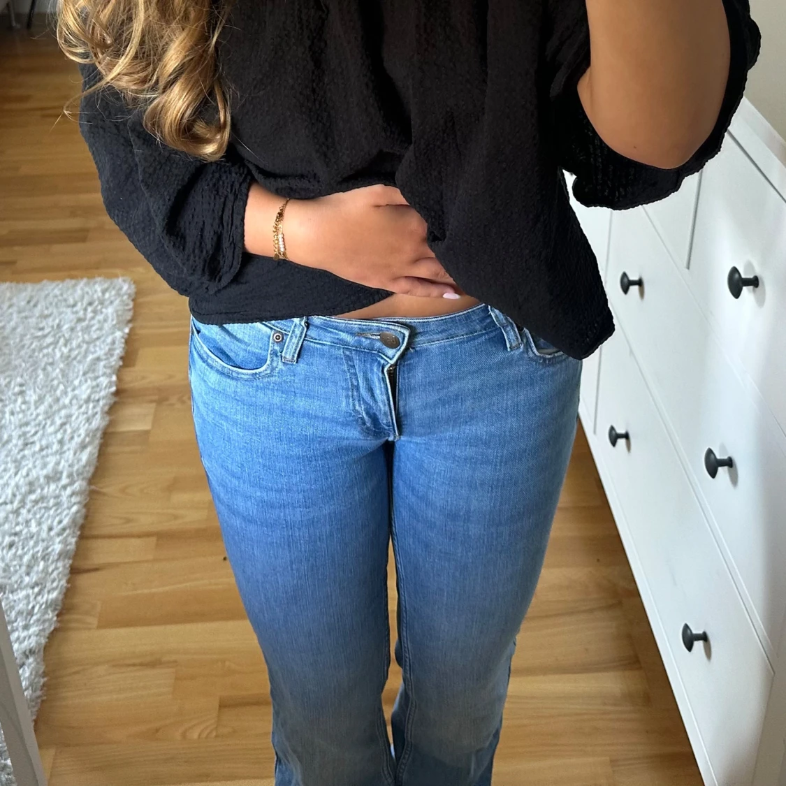 Blå bootcut jeans med låg midja