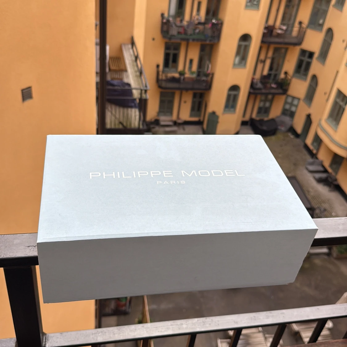 Olivgröna sneakers från Philippe Model - 4