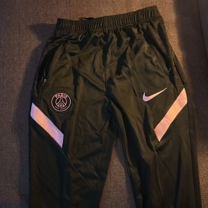 Svarta PSG träningsbyxor från Nike - Storlek S 